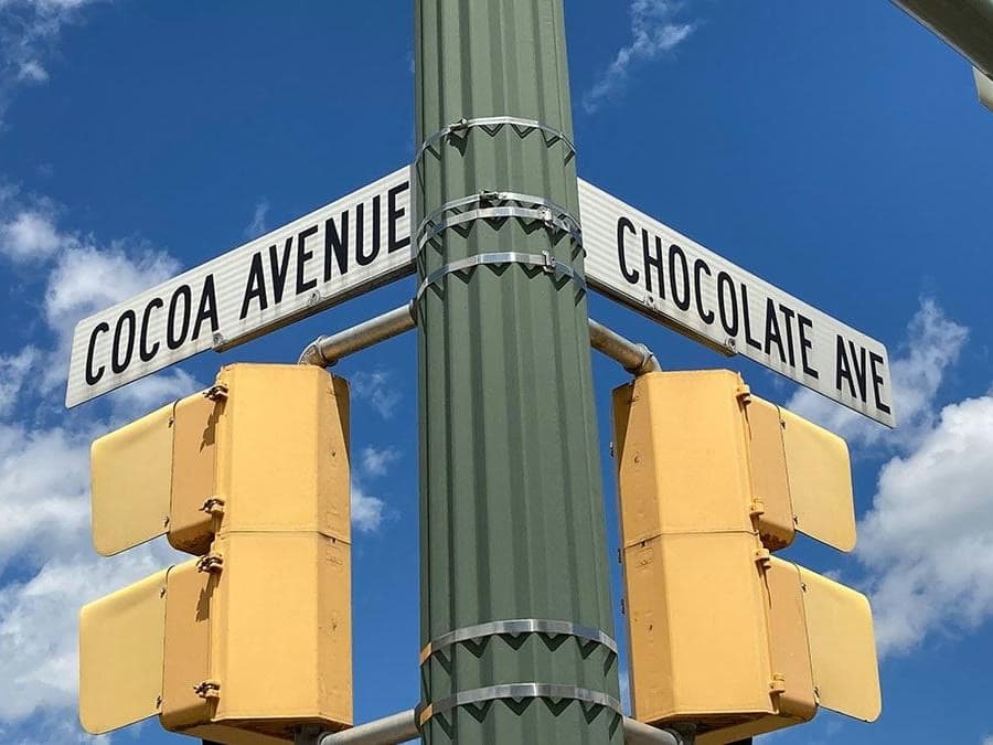 Street signs at the corner of Cocoa Avenue and Chocolate Avenue in Hershey